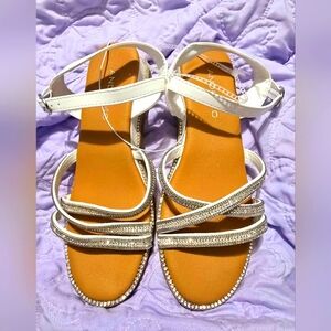 New Andiamo Flat Sandals Size 6